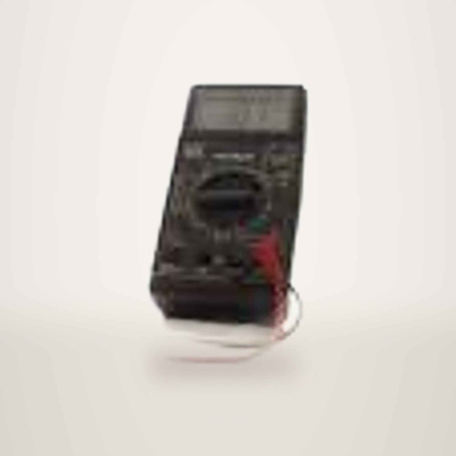 Une main tient deux sondes rouge et noire sur une carte électronique, avec un multimètre numérique noir en arrière-plan.