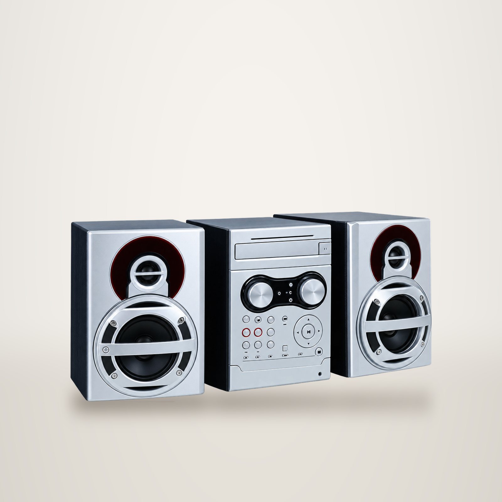Une mini chaîne hi-fi argentée composée d'un bloc central avec lecteur CD et boutons, flanqué de deux enceintes à haut-parleurs rouges et gris.