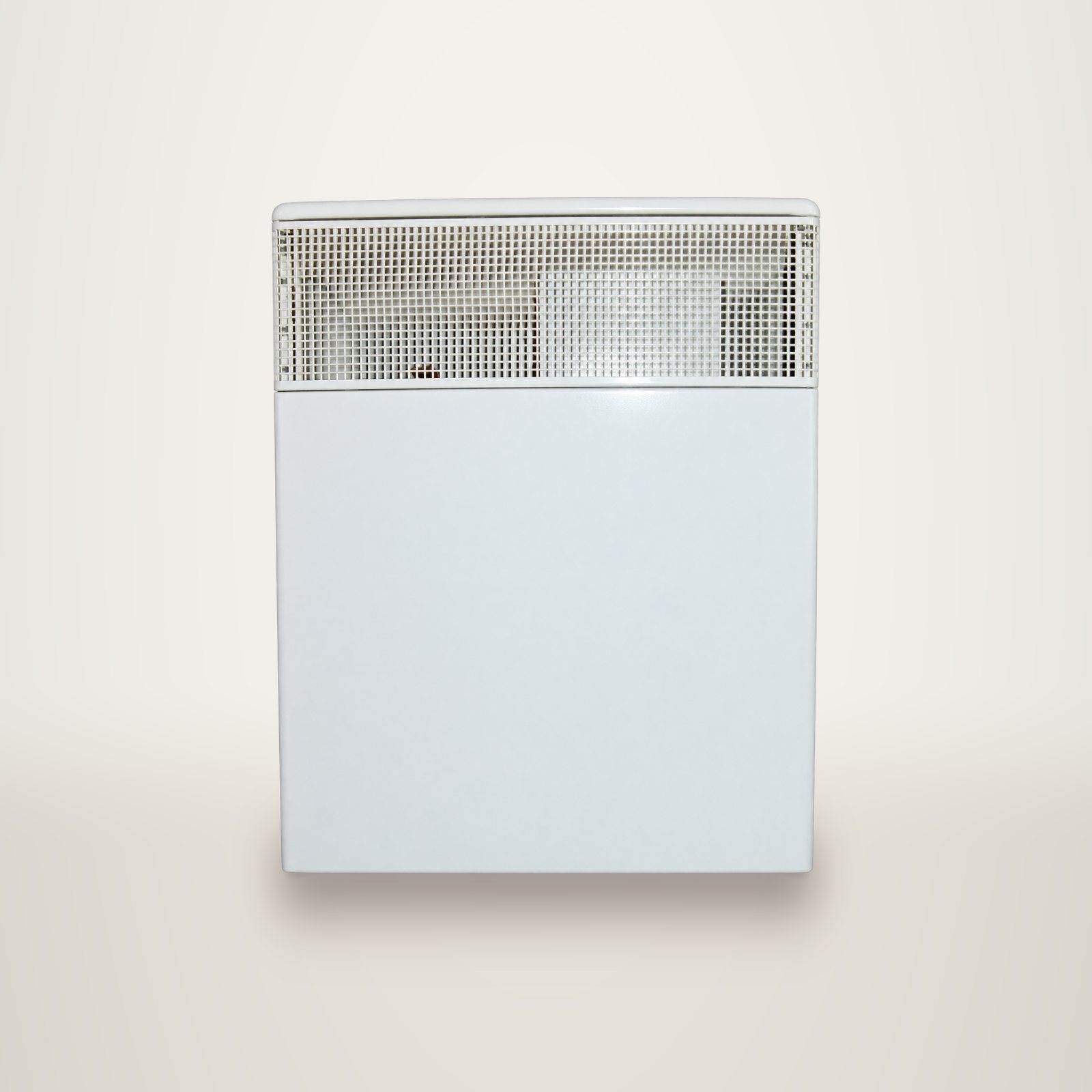 Un radiateur électrique blanc avec une grille de ventilation en partie haute, installé contre un mur gris au-dessus d'un sol en carrelage orangé.